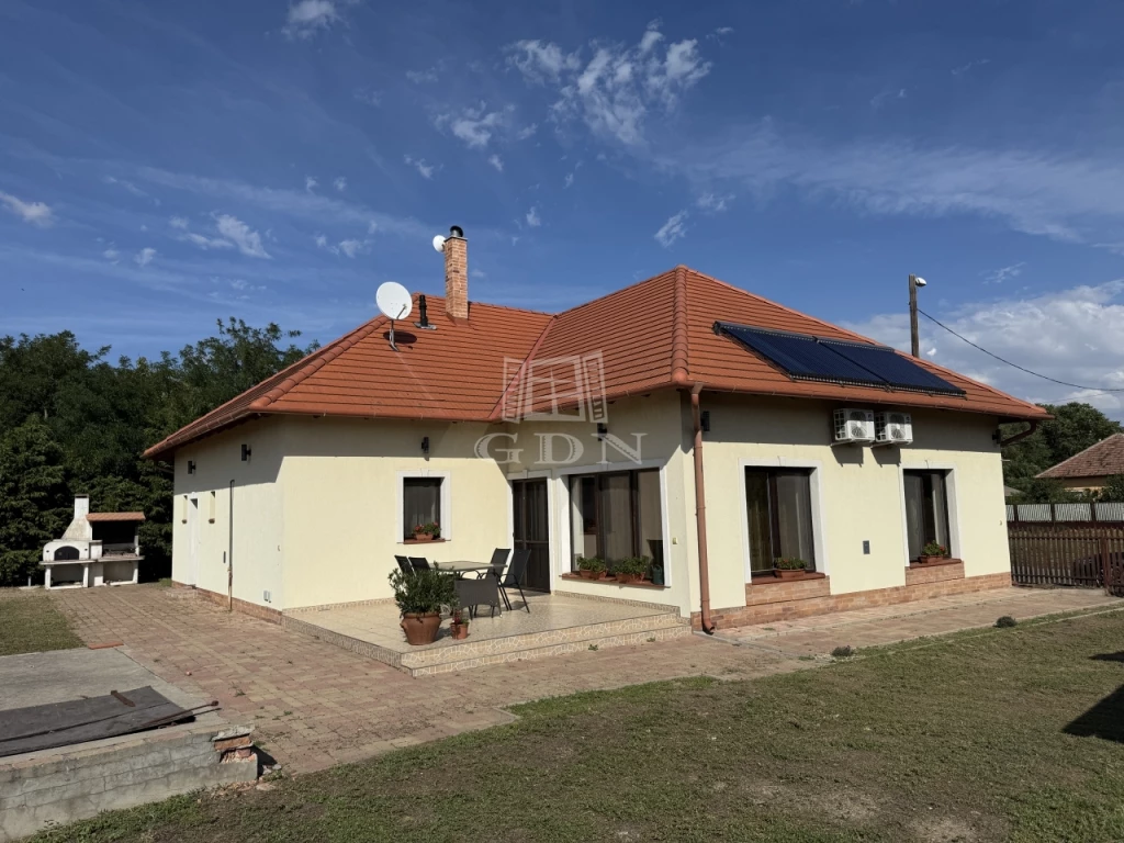 Eladó családi ház, Csanytelek, Csanytelek központjában eladó