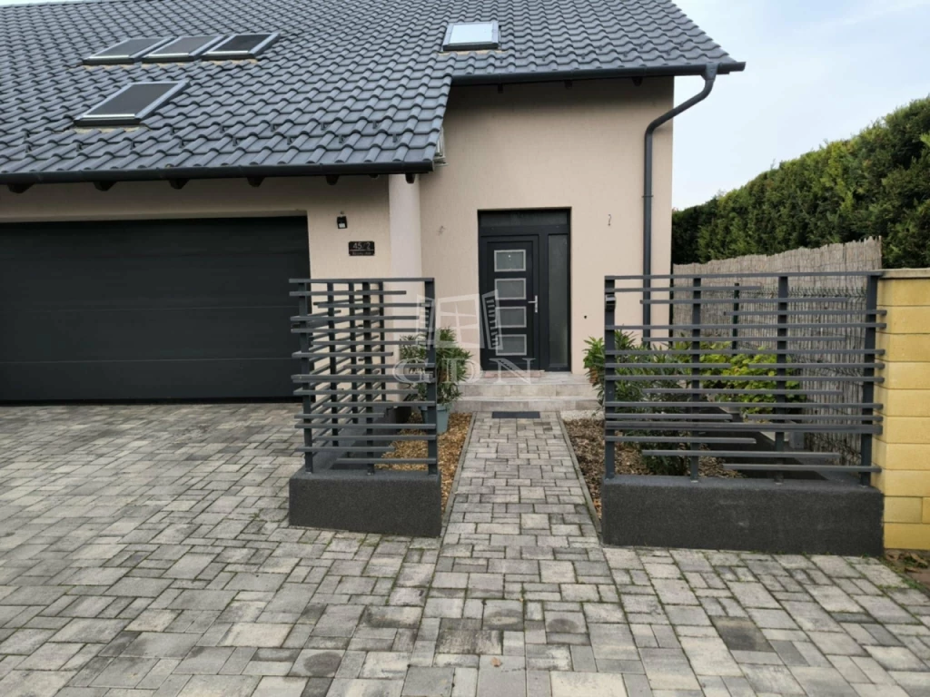 Eladó családi ház, Szeged, Klebelsbergtelep, Eladó ikerház csendes utcában