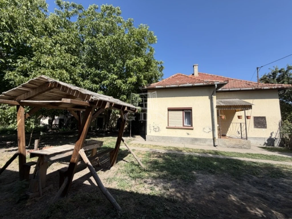 c3-1-name c2-1-name, Kömpöc, Kömpöc központjában eladó ház