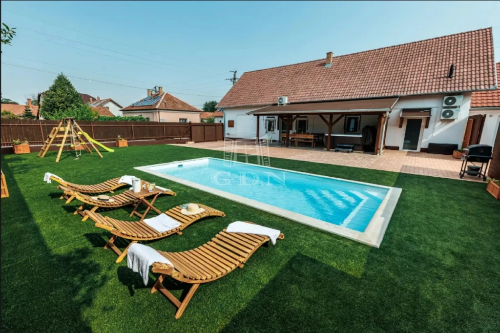 Eladó családi ház, Mórahalom, Felújított 2 generációs ház