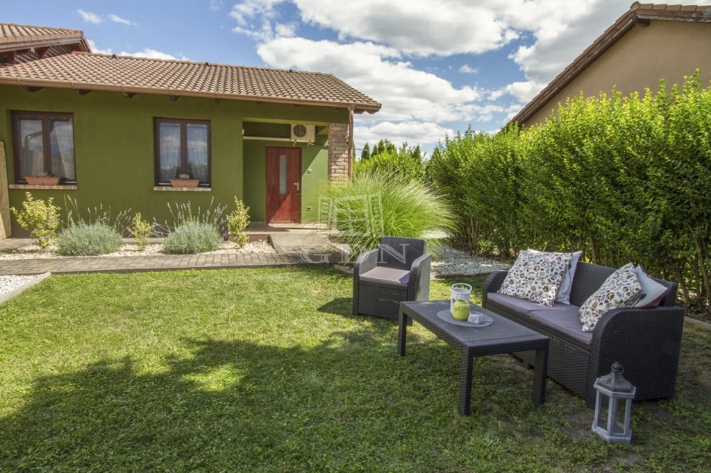 Eladó családi ház, Velence, családiház, apartmanház