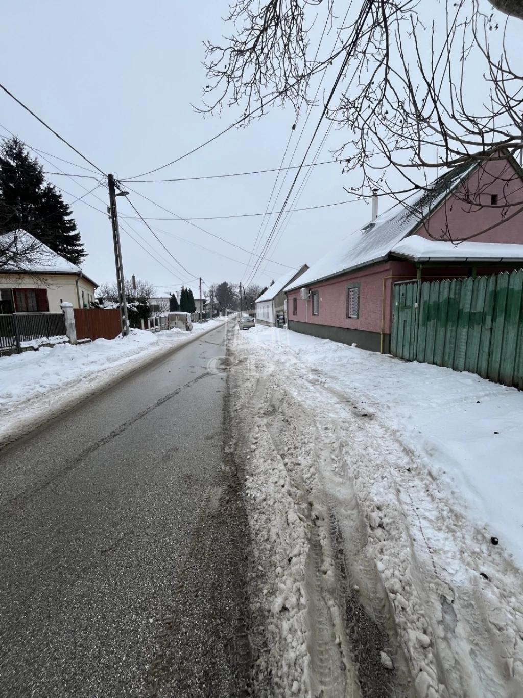 c3-1-name c2-2-name, Biatorbágy, Központ