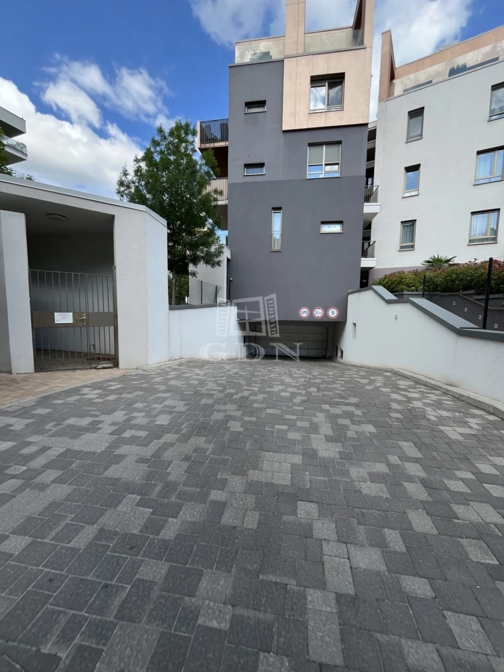 Eladó teremgarázs, Budapest XI. kerület, Sasad-Sashegy XI. ker., Maléter Pál utca