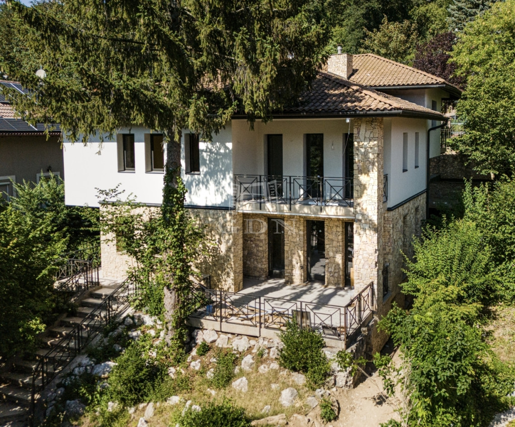 5 bed · 440m² · Ház