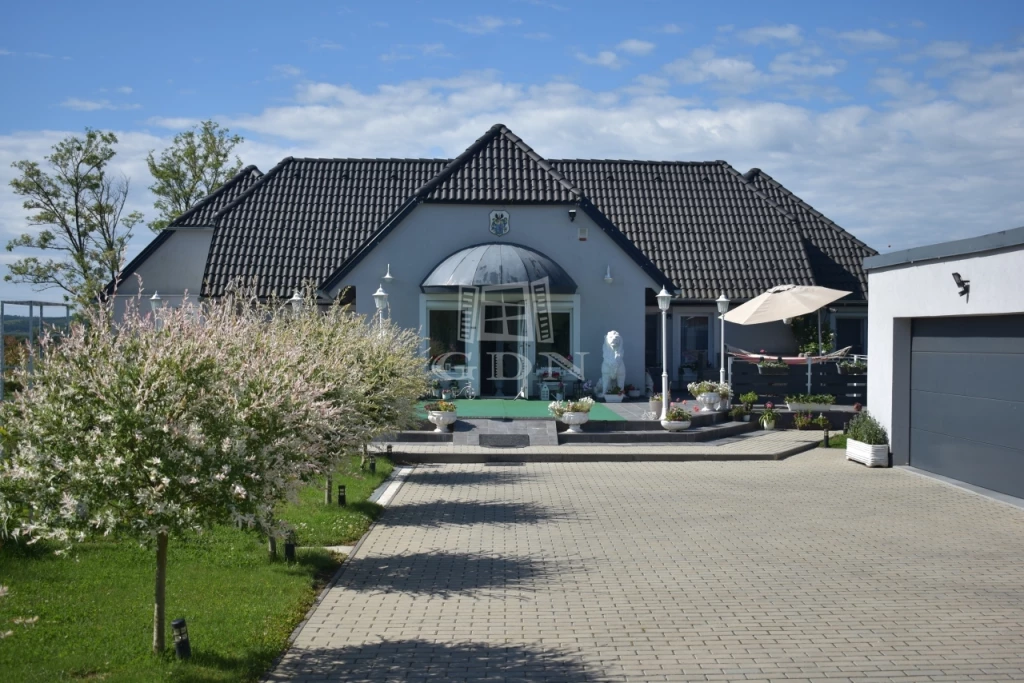 c3-1-name c2-1-name, Rönök, Csendes utca