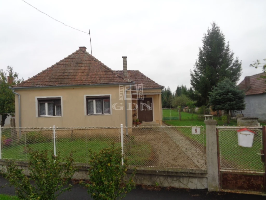 Eladó családi ház, Magyarszecsőd, Fő utca