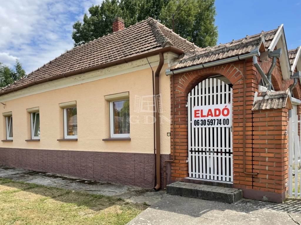 c3-1-name c2-1-name, Hosszúpereszteg, Arany János utca