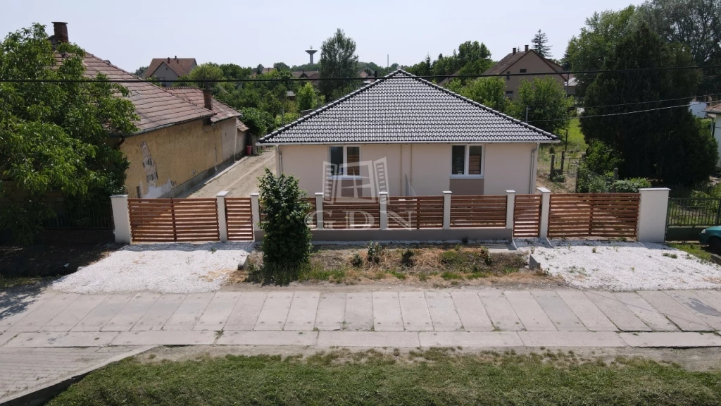 Eladó ikerház, Tura, Frekventált helyen