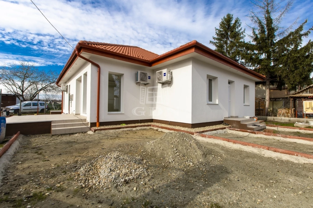 Eladó ikerház, Bag, Bag frekventált részén