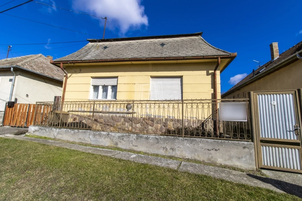 Eladó családi ház, Vácszentlászló, Központi részen