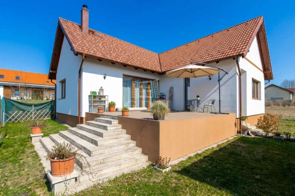 Eladó családi ház, Nagytarcsa, Csendes frekventált részen