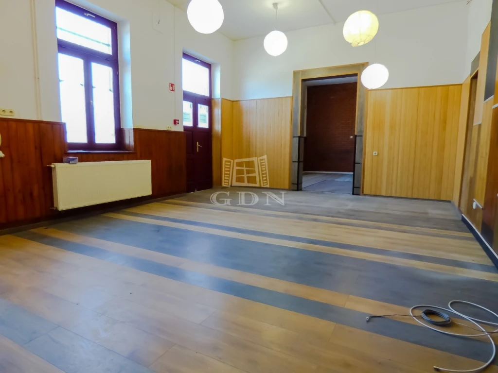 Kiadó üzlet, Budapest XVI. kerület, Cinkota, Cinkota HÉV megálló közelében