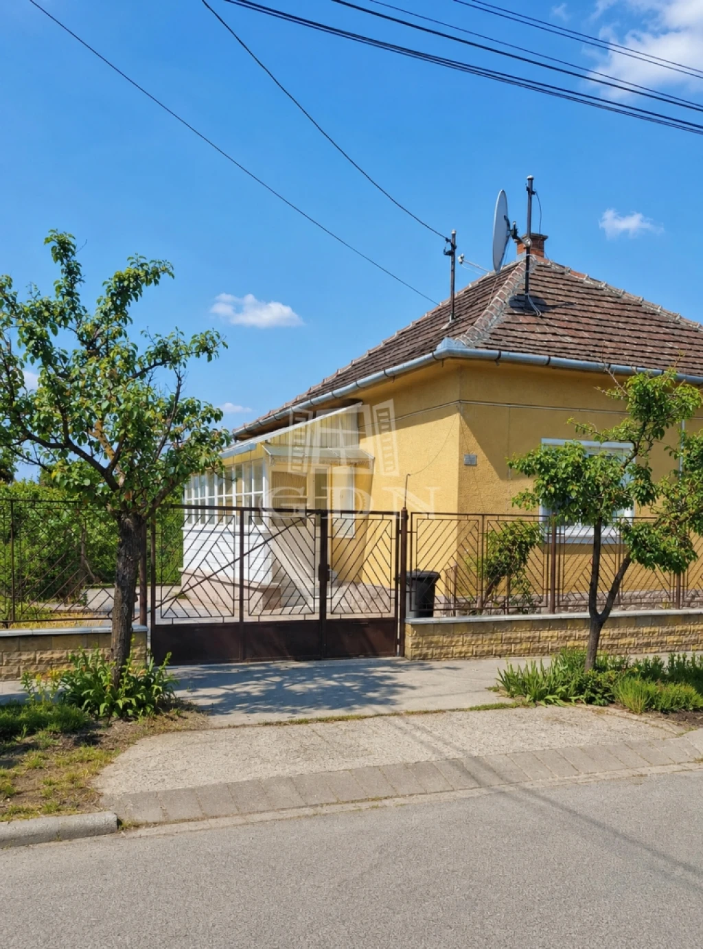 Eladó családi ház, Erdőkertes, Csendes részen