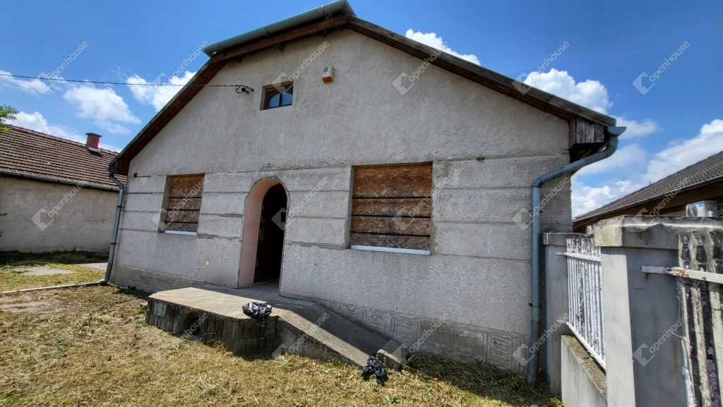 Miskolcon, alkalmi áron, 100 m2-es családi ház, 511 m2-es telken, közel a belvároshoz eladó!