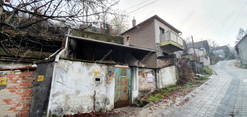 Összközműves borospince eladó az Avasi Pincesoron, akár berendezéssel