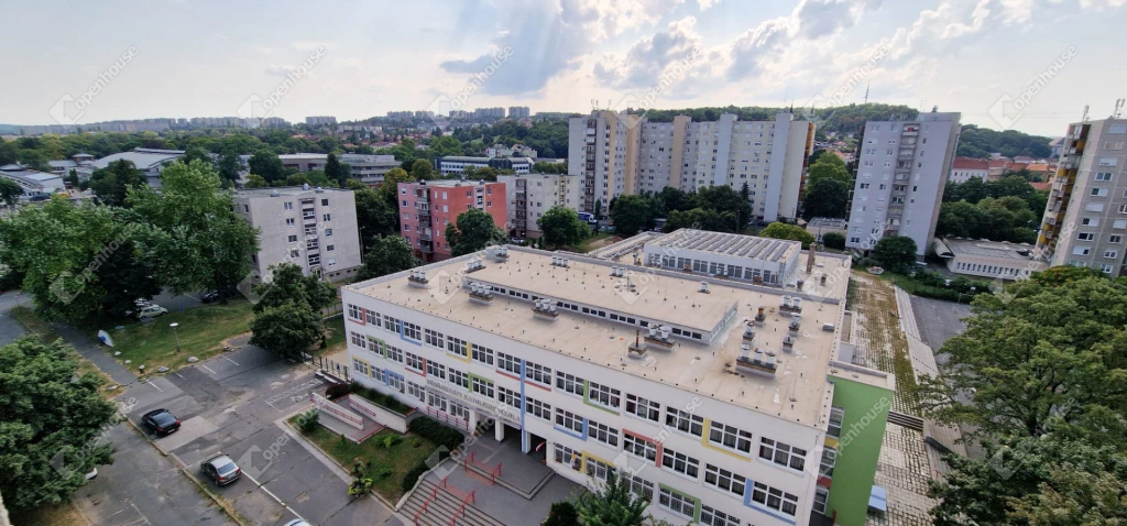 Belvárosi panelprogramos 60 m2-es lakás a 9. emeleten, panorámás loggiával eladó!