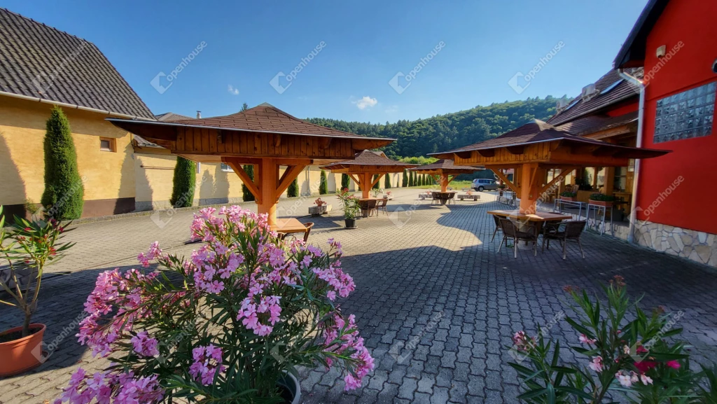 Jelenleg is üzemelő, felújított siroki panzió-étterem alkalmi áron eladó!