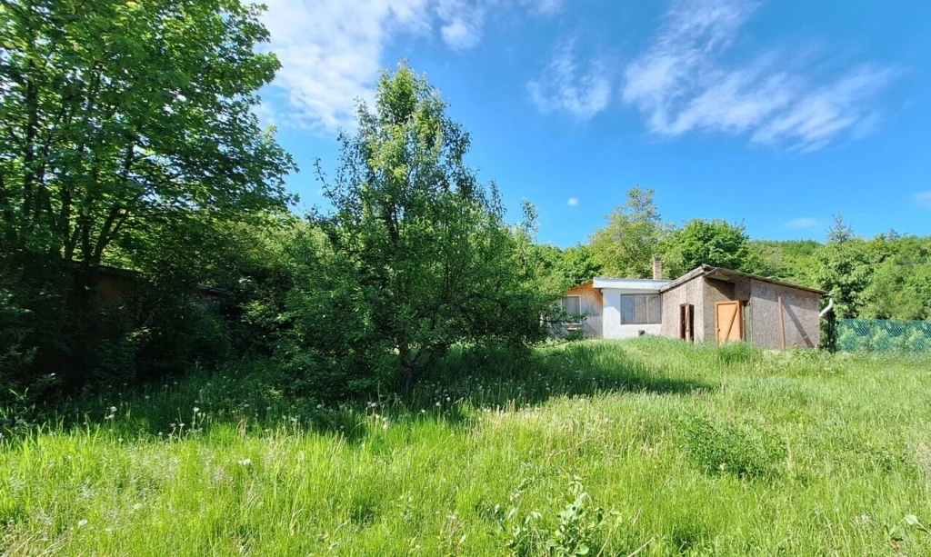 Lakható kis házikó Perecesen az Erdő utcán 682 m2 zártkerti telken