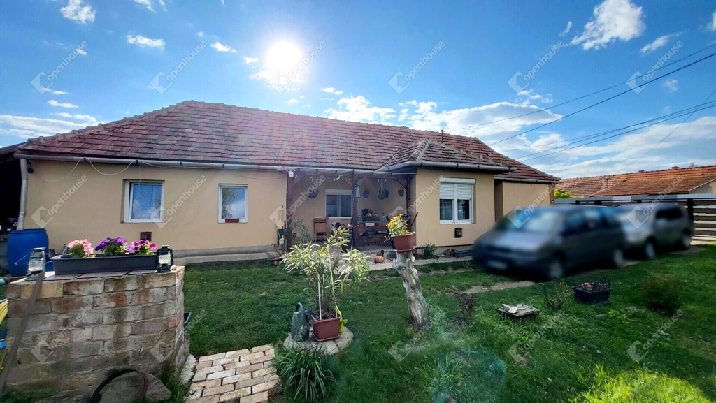 Szikszón jó állapotú 100 m2-es családi ház 1022 m2-es telken eladó
