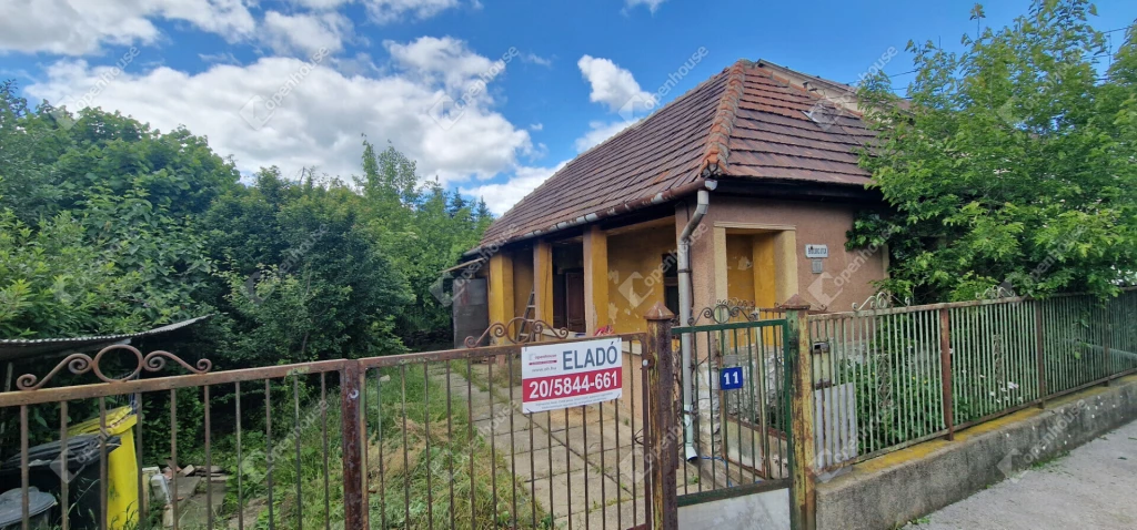 Diósgyőrben felújítandó családi ház 604 m2-es sík telken eladó!