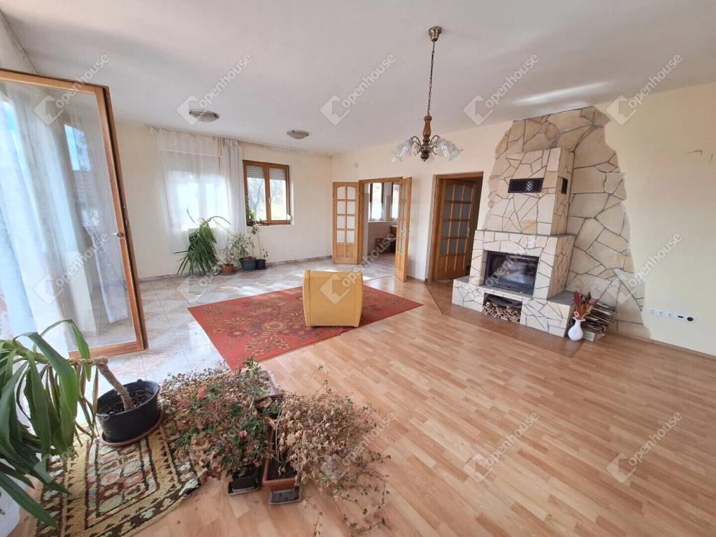 Tapolcán 7 szobás családi ház dupla garázzsal és panorámával eladó!