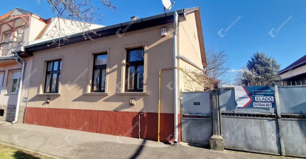 A belváros közelében üzlethelyiségnek alkalmas 5 szobás családi ház