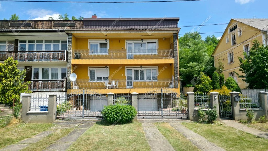 Diósgyőrben Bükki panorámás családi ház 2500 m2 telken dupla garázzsal