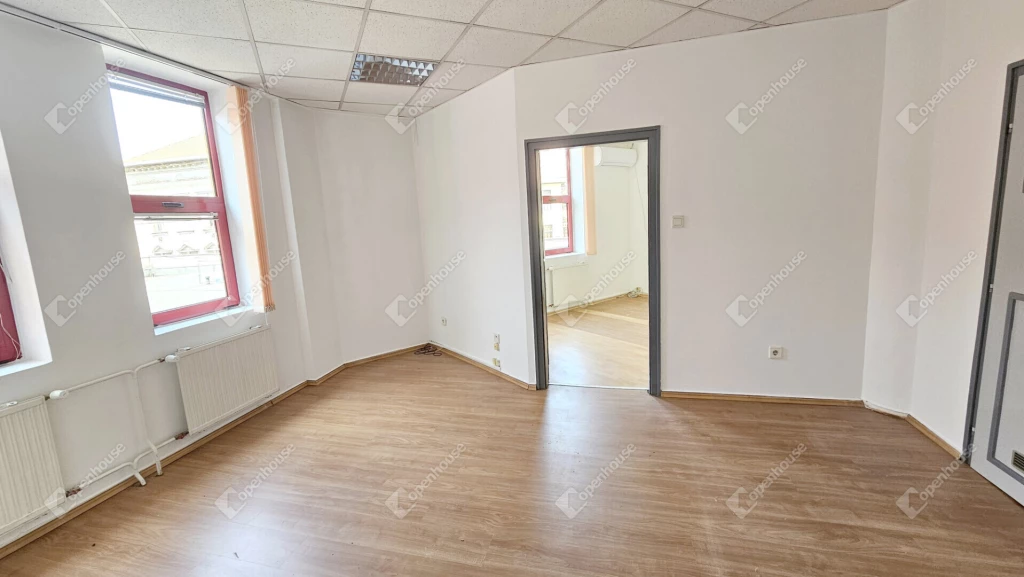 KIADÓ 42 m2-es, 2 helyiséges, konyhás belvárosi, mégis csendes iroda!