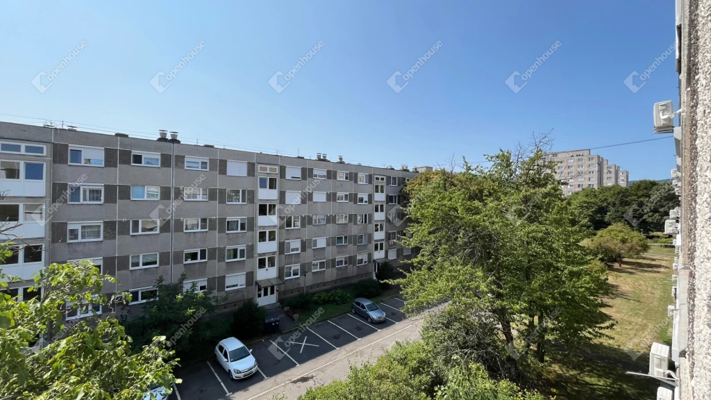 Miskolcon a Győri kapuban 3 szobás felújítandó lakás eladó!