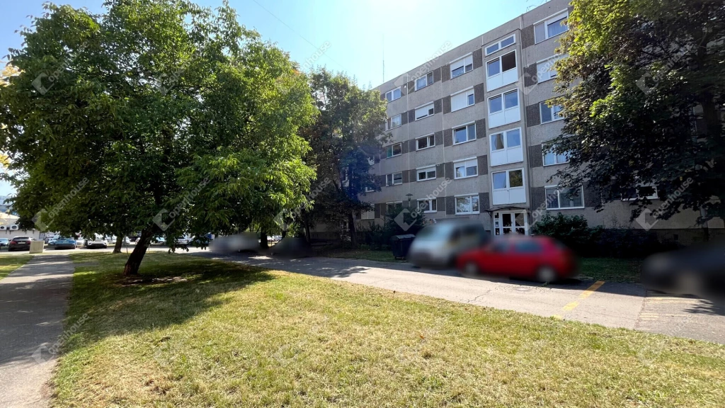 Miskolcon a Győri kapuban 3 szobás felújítandó lakás eladó!