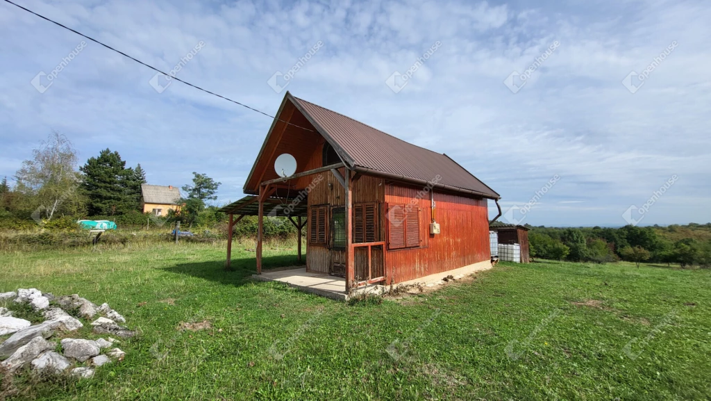 Baráthegyen eladó  nyaralóval 3237 m2-es  panorámás telek!