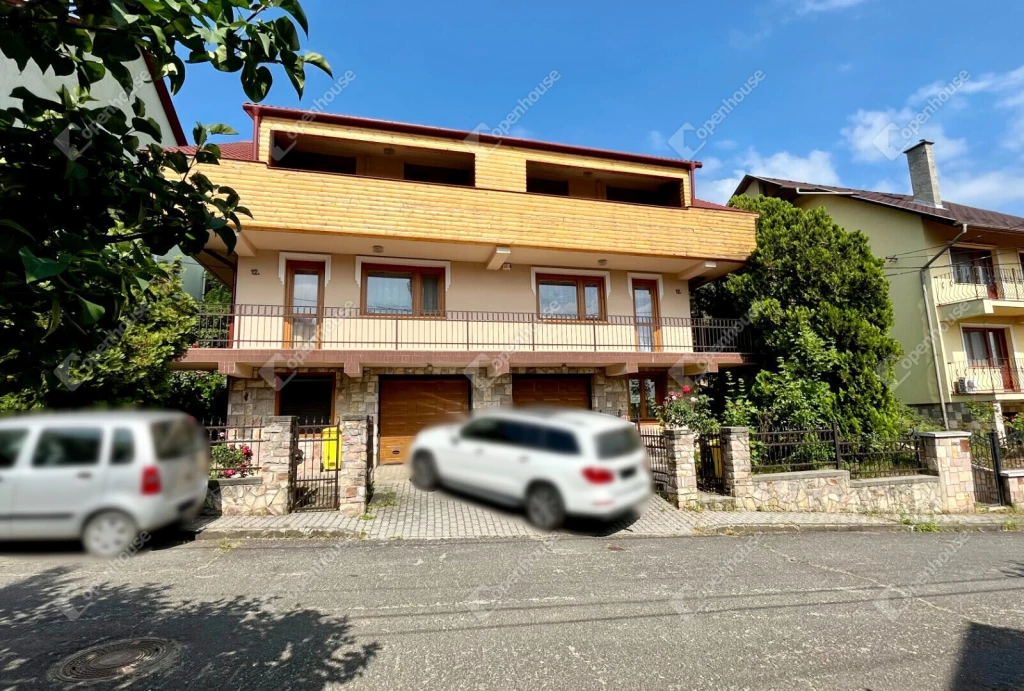 Miskolci ikerházban 3+félszobás 152 m2-es egyedi lakás garázzsal eladó