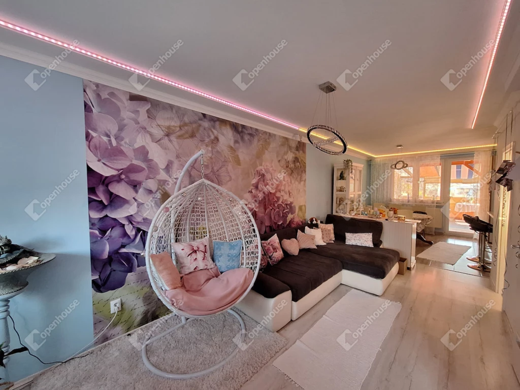 Igényesen felújított 82 m2-es sorház kertkapcsolattal Pereces elején