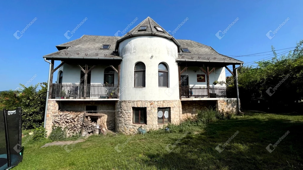 Harsányban 160 m²-es, 7 szobás családi ház örökpanorámával eladó