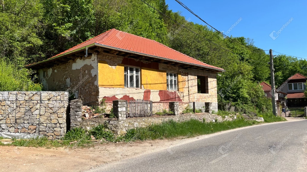 Bükkszentlászló bevezető szakaszán 3 szobás szerkezetkész családi ház eladó