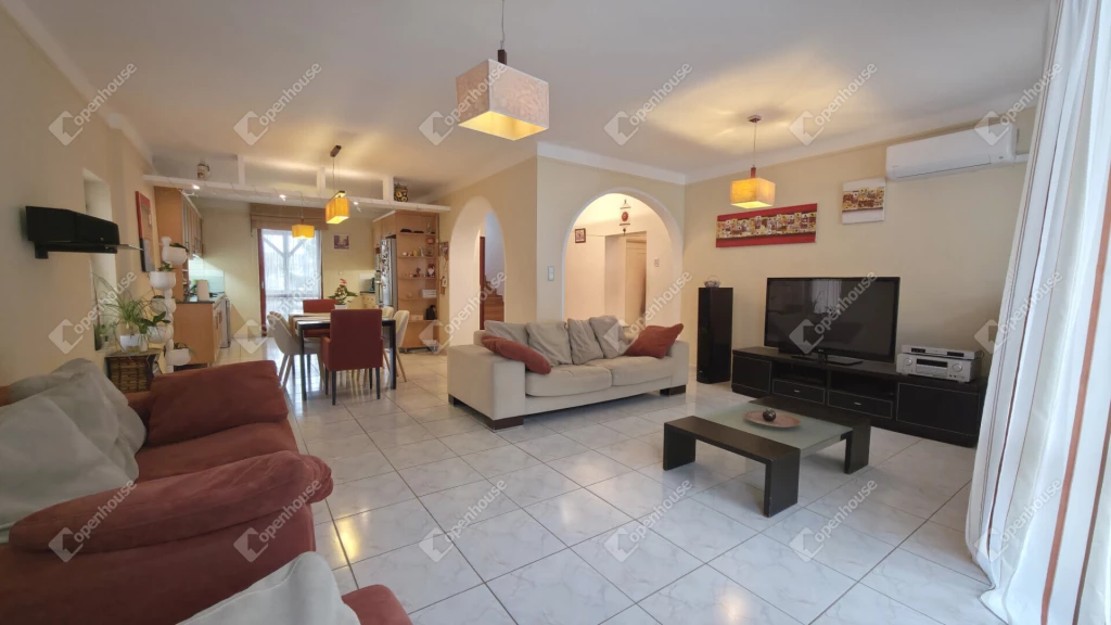 3 generációnak is alkalmas családi ház napelemmel, dupla garázzsal