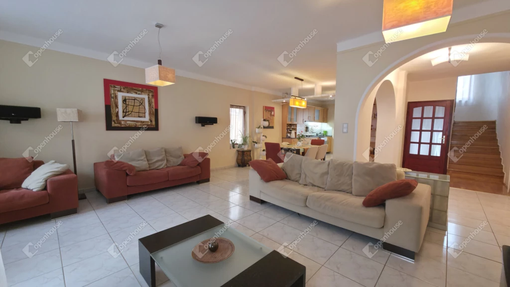 3 generációnak is alkalmas családi ház napelemmel, dupla garázzsal