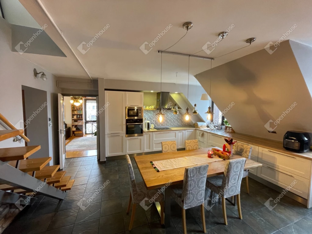 XIV. Zugló kedvelt részén, Herminamezőn kínálunk megvételre egy fantasztikus hangulatú, kétszintes tetőtéri lakást. Az ingatlan 128nm-en nappali+5 hálószobával rendelkezik, amikhez 3 fürdőszoba is tartozik. Igényes kivitelezés és hangulat.