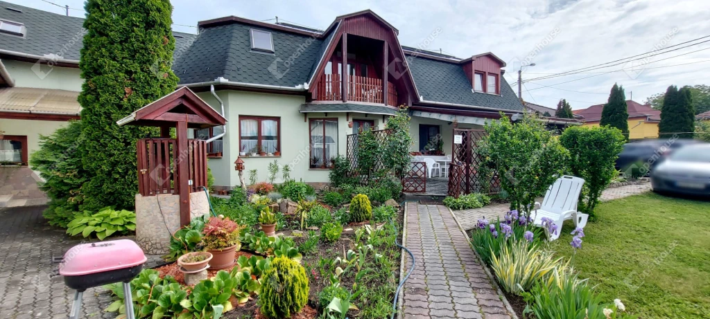 Bogácson a fürdőhöz közel 500m2-es aktív panzió/családi ház/üzlet eladó