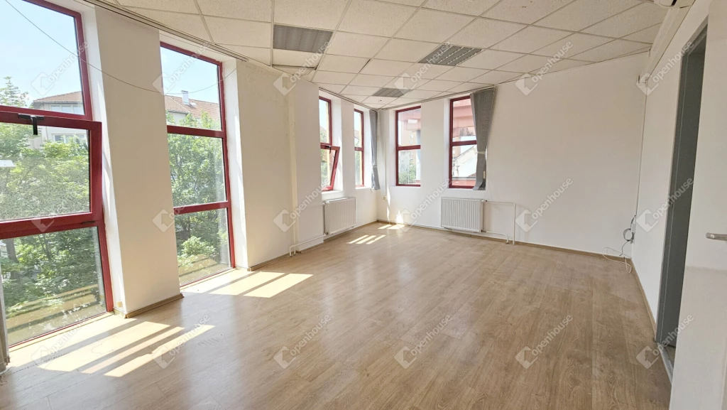 KIADÓ 69 m2-es, 3 helyiséges, teakonyhás belvárosi iroda!