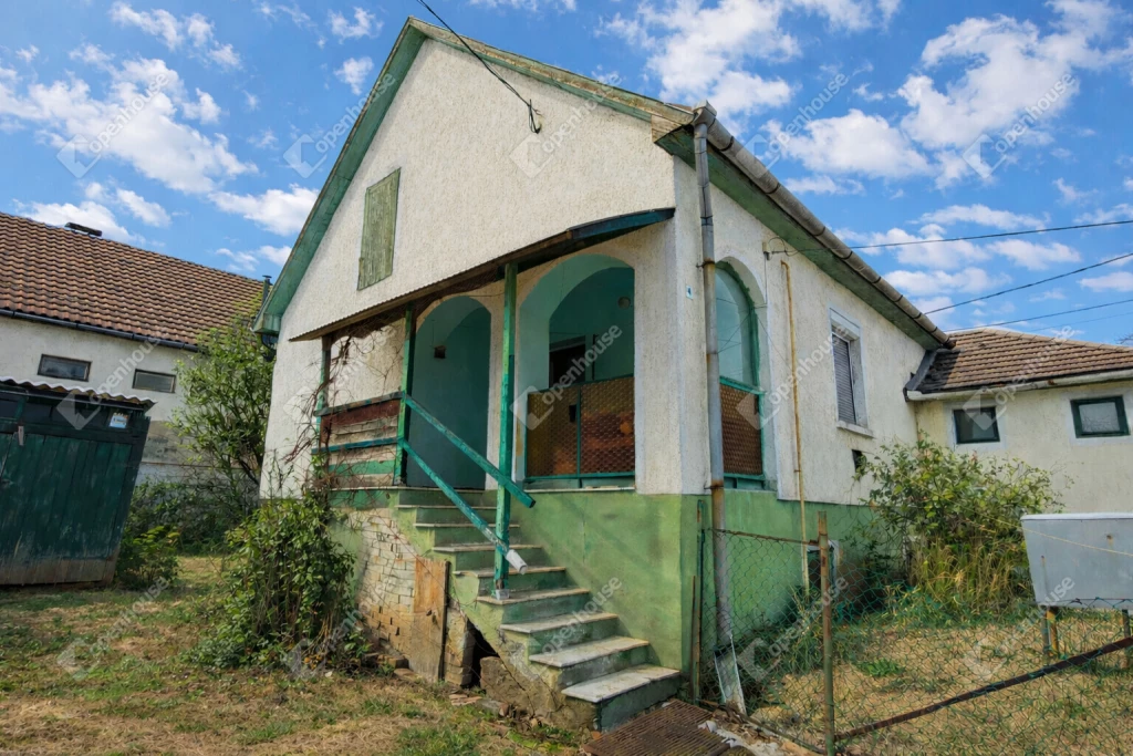 Eladó felújítandó 57 m2 családi ház + 47 m2 üzlet Sajószentpéteren