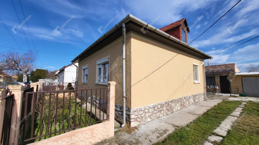 Szirma csendes utcájában 3 szobás családi ház 1071 m2 kerttel eladó!