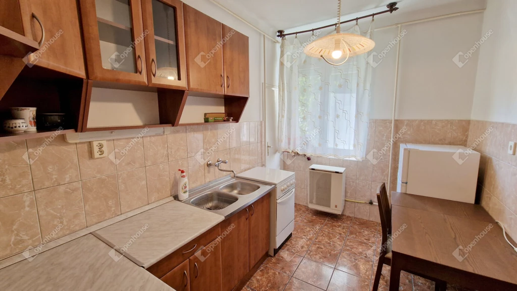 Miskolcon a Gyula utcán csendes helyen csinos kis garzonlakás eladó