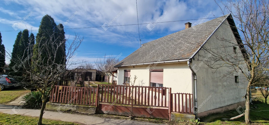 Vizsoly fő utcájában 2 szoba étkezős felújitandó családi ház garázzsal