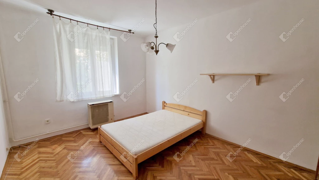 Miskolcon a Gyula utcán csendes helyen csinos kis garzonlakás eladó