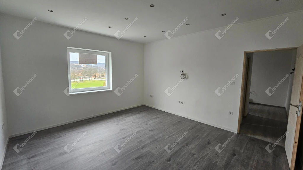 Felújított nagygarzon Sajóbábony központjában!