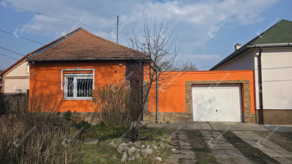 100 m2-es, belváros közeli szigetelt családi ház eladó a Győri kapuban