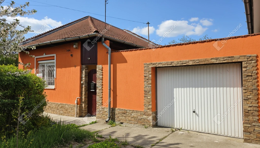 100 m2-es, belváros közeli szigetelt családi ház eladó a Győri kapuban