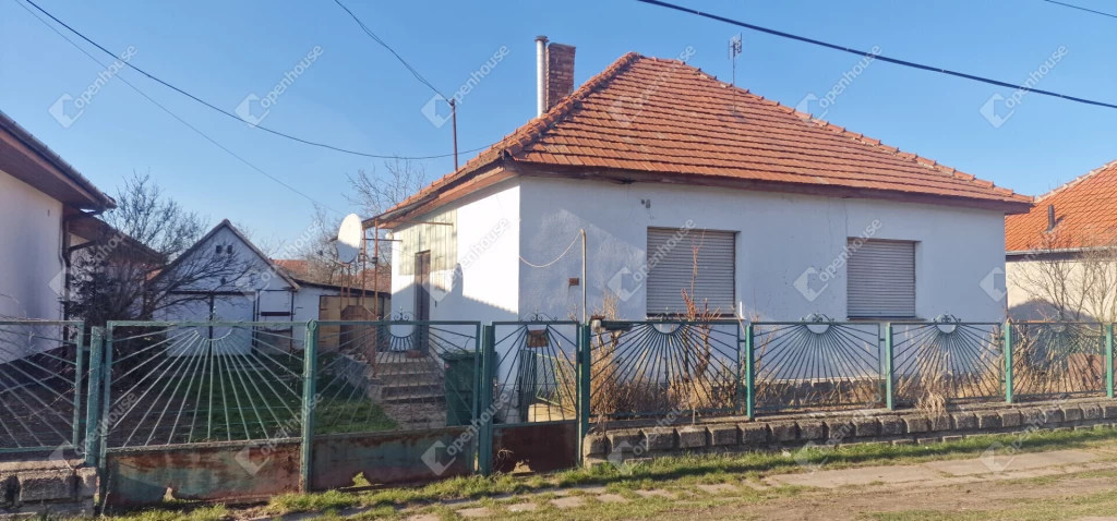 Felsőzsolca Rózsa utcában 3 szobás felújitandó családi ház garázzsal