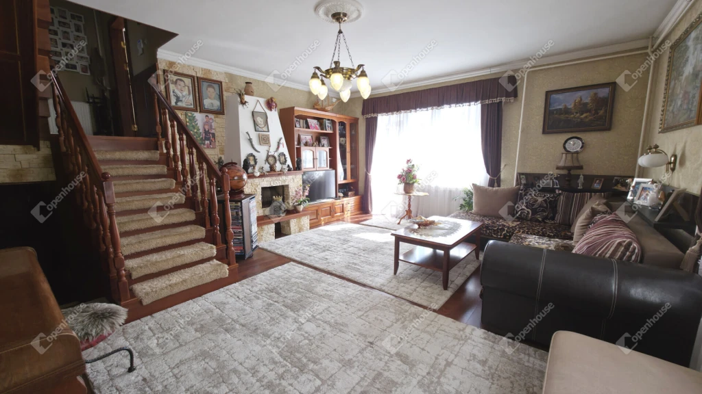 Felsőzsolcán 6 szobás nívós családi ház gyönyörű kerttel eladó